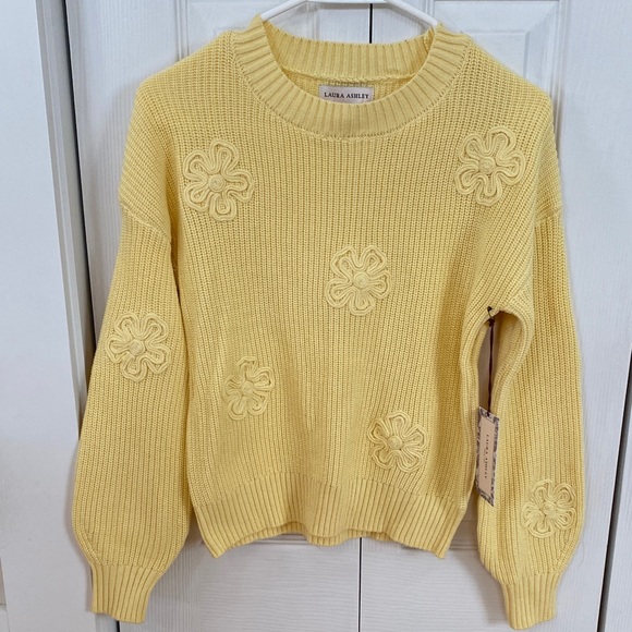 Laura Ashley Sweaters - Laura Ashley women’s pale yellow crew neck sweater